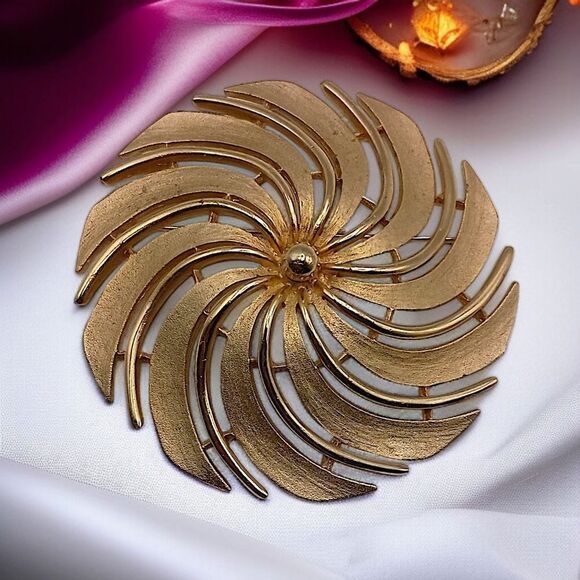 Sarah Coventry Swirl Pinwheel Brooch Pin Brushed Gold LARGE Vintage MCM Mod Dome - Picture 9 of 14